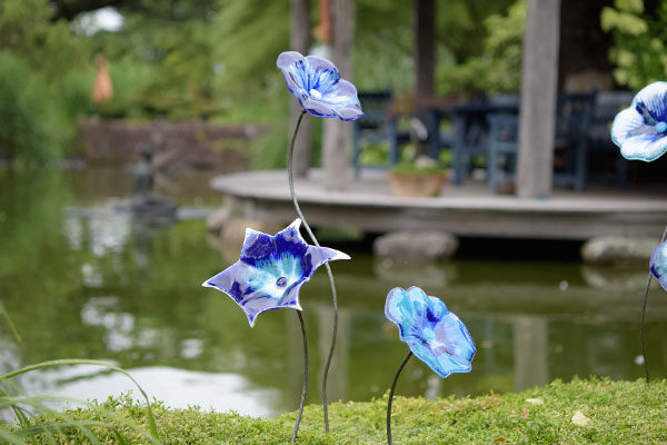 Glasblumen in zarten Farben, blau, lila, W8ZIG